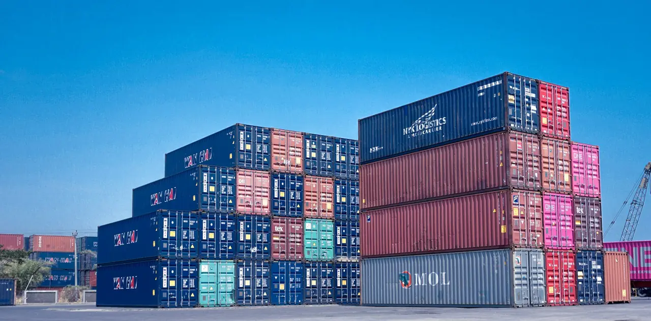Pilas de contenedores de colores en una terminal