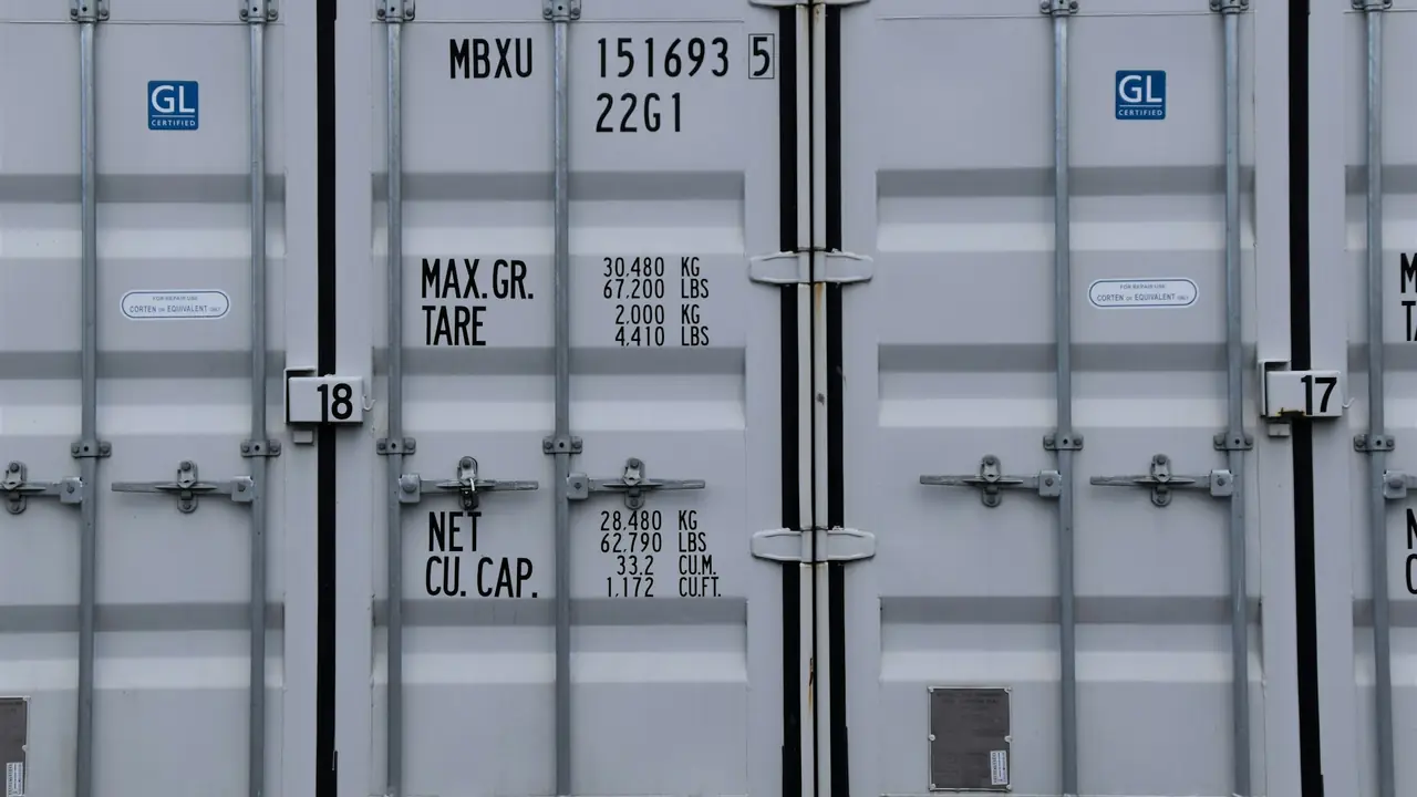 Puertas de un contenedor frigorífico blanco con su placa de datos