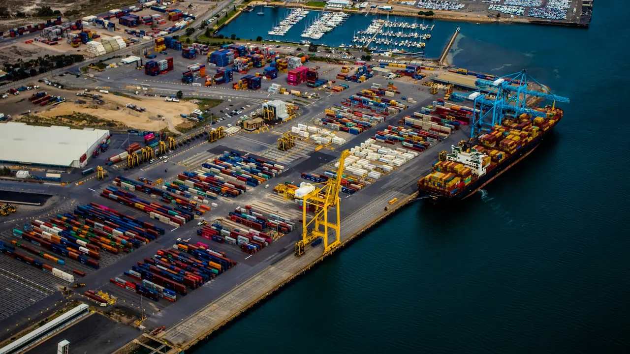 Terminal portuaria de contenedores vista desde el aire