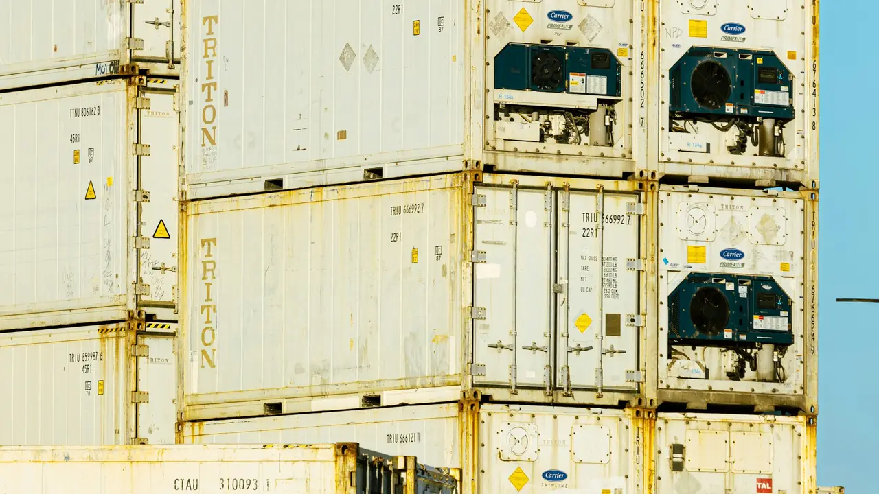Contenedores frigoríficos apilados con sus unidades de frío a la vista